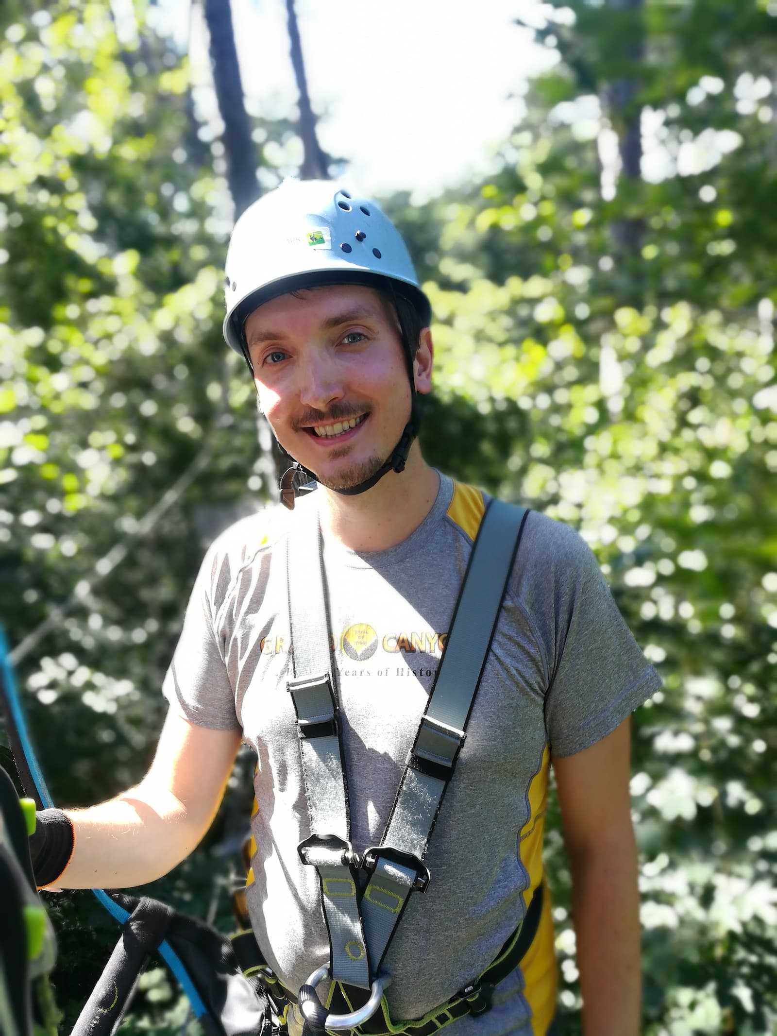 Alexander Lehner in voller Montur in einem Waldseilpark